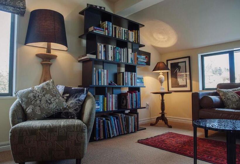 בית מלון כפרי Lake Tekapo Lodge