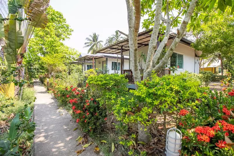 هتل Oyo 696 Reuntonnam Amphawa