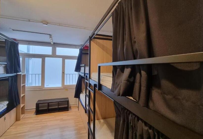 هاستل Onefam Les Corts