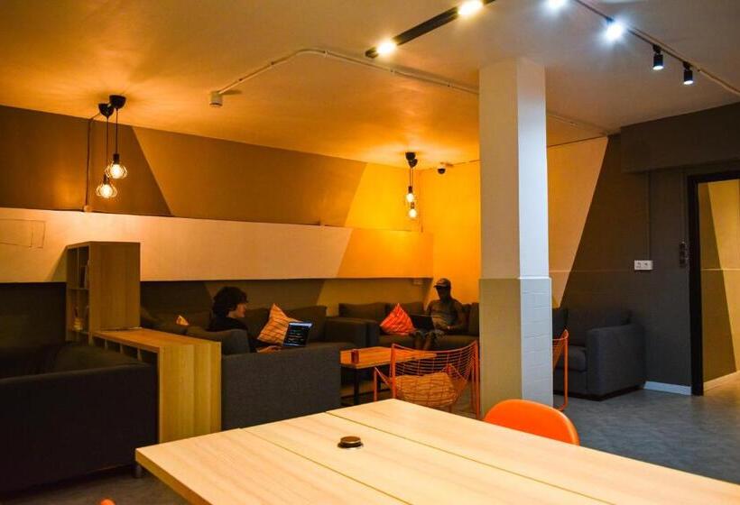 هاستل Onefam Les Corts