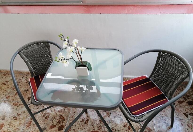 Alcaravaneras Hostel