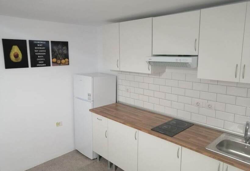 Alcaravaneras Hostel