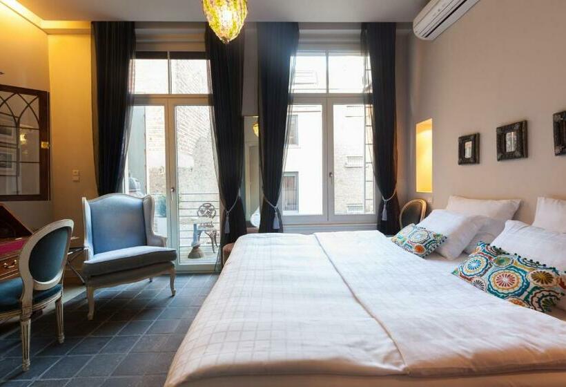 Hotel Diamonds And Pearls