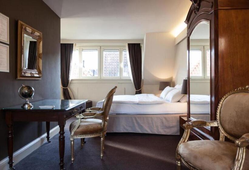 Hotel Diamonds And Pearls