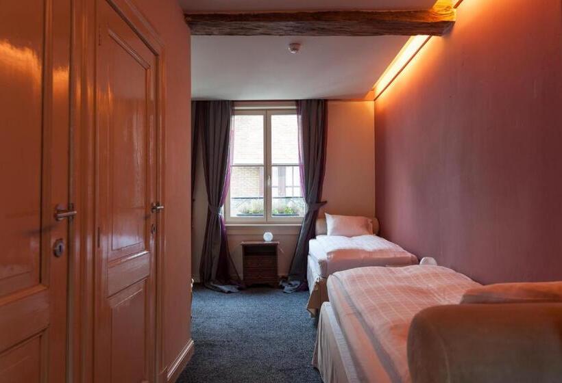 Hotel Diamonds And Pearls