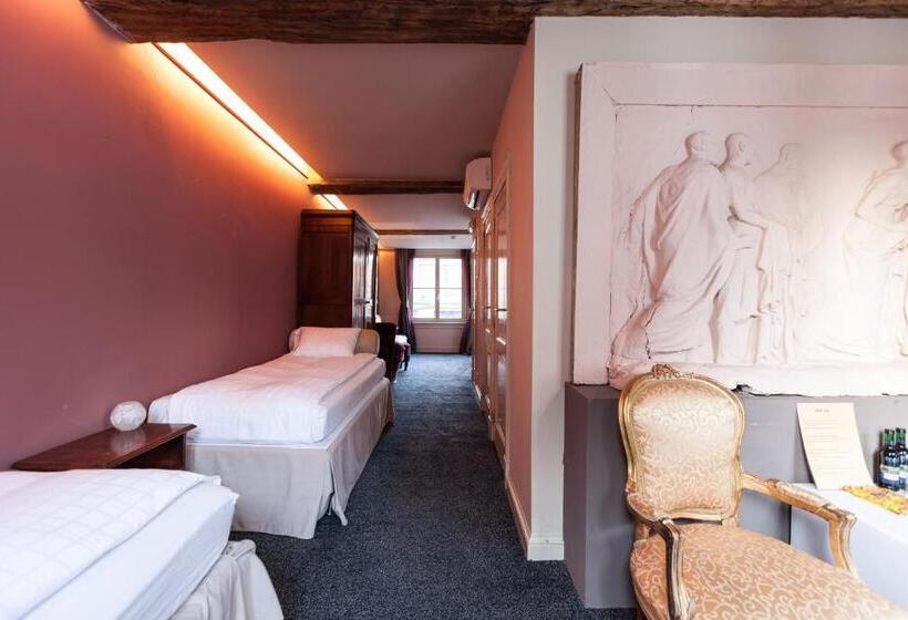 Hotel Diamonds And Pearls