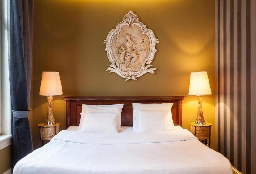 Hotel Diamonds And Pearls