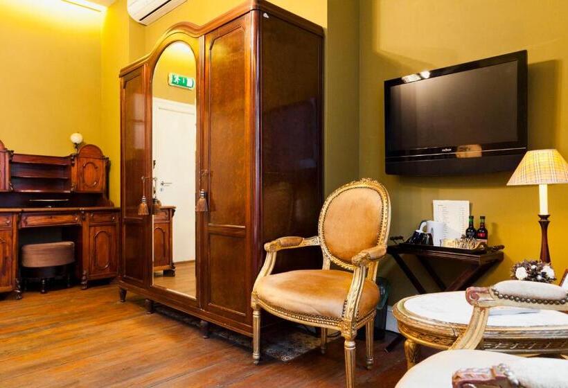 Hotel Diamonds And Pearls