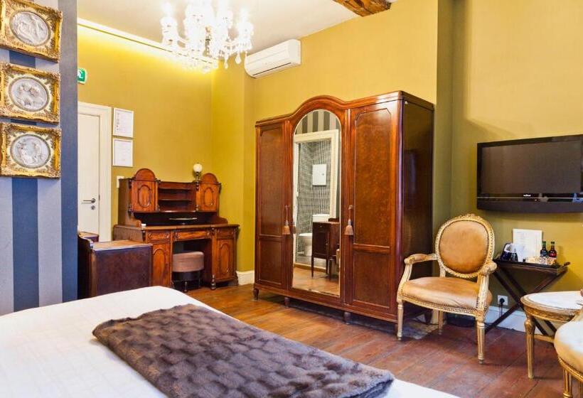 Hotel Diamonds And Pearls