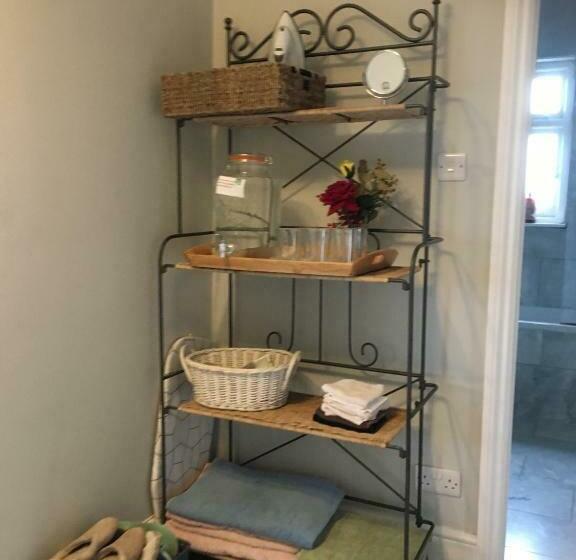 تختخواب و صبحانه Rie S Retreat