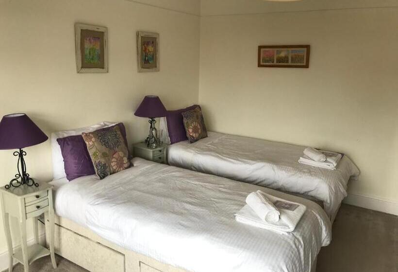 تختخواب و صبحانه Rie S Retreat