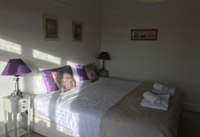 تختخواب و صبحانه Rie S Retreat