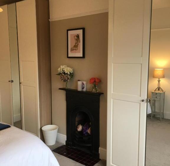 تختخواب و صبحانه Rie S Retreat