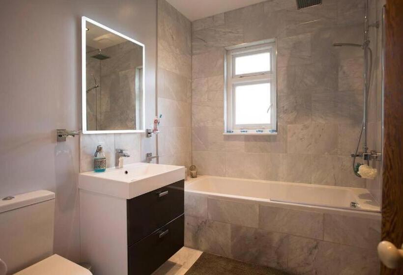 تختخواب و صبحانه Rie S Retreat