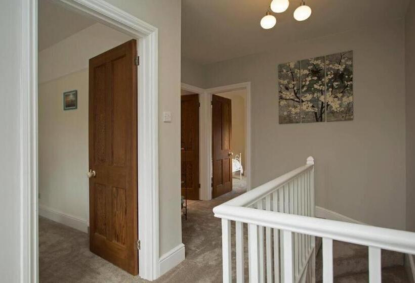 تختخواب و صبحانه Rie S Retreat