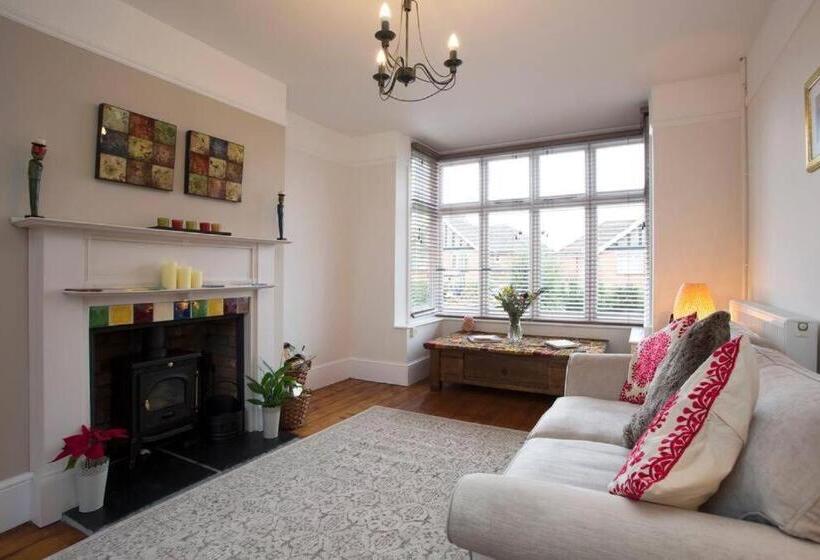 تختخواب و صبحانه Rie S Retreat