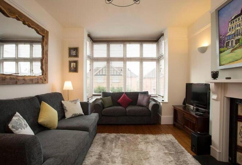 تختخواب و صبحانه Rie S Retreat