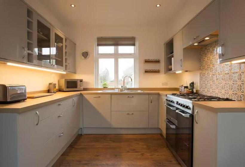 تختخواب و صبحانه Rie S Retreat