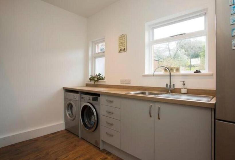 تختخواب و صبحانه Rie S Retreat