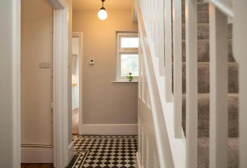 تختخواب و صبحانه Rie S Retreat