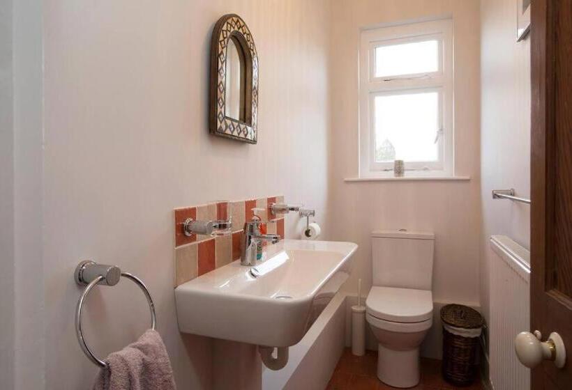 تختخواب و صبحانه Rie S Retreat