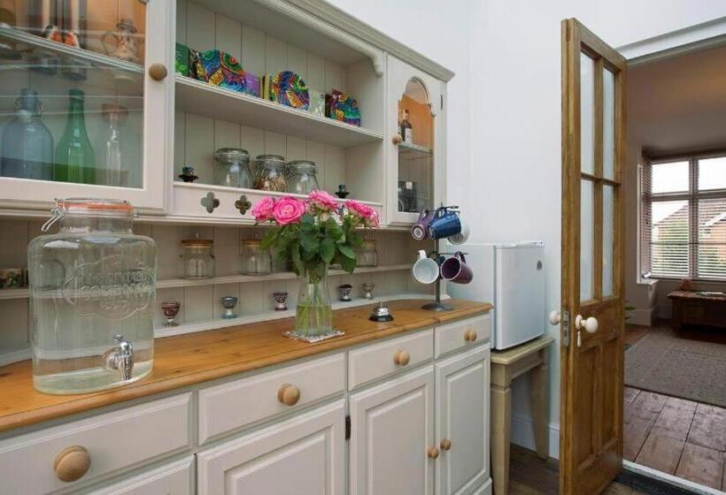 تختخواب و صبحانه Rie S Retreat