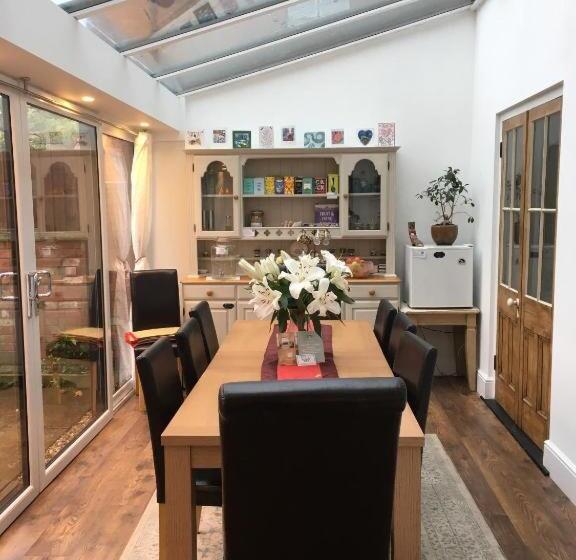 تختخواب و صبحانه Rie S Retreat