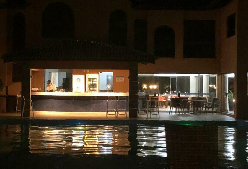 2 Suítes, Guarajuba, Piscina Frente Mar