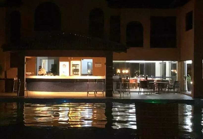 2 Suítes, Guarajuba, Piscina Frente Mar