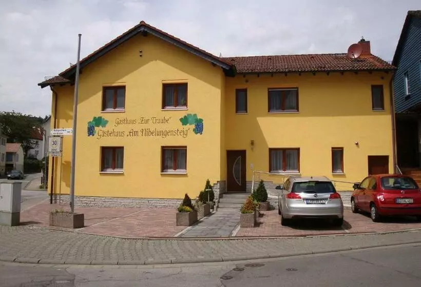 Hotelli Gaestehaeuser Am Nibelungensteig