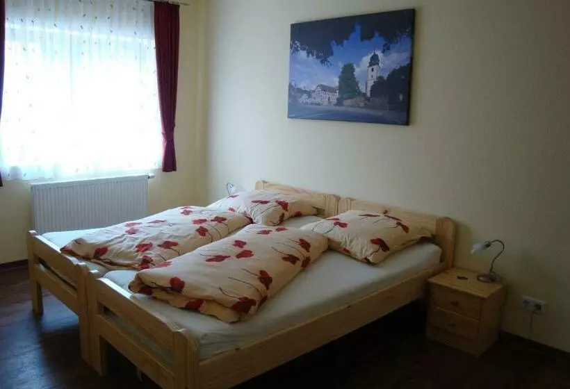 Hotelli Gaestehaeuser Am Nibelungensteig