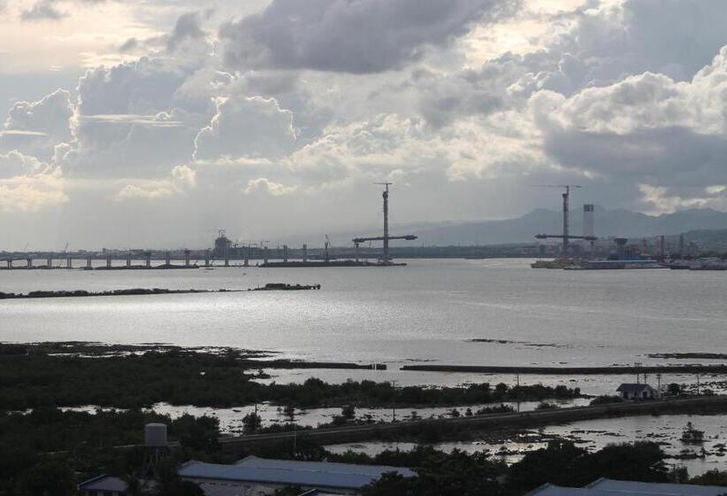 Quayside Condo Near Airport