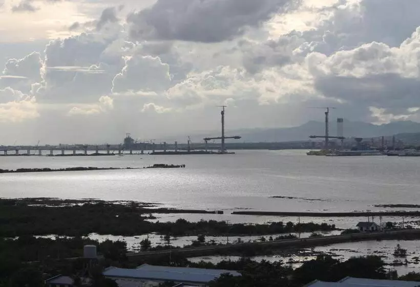 Quayside Condo Near Airport