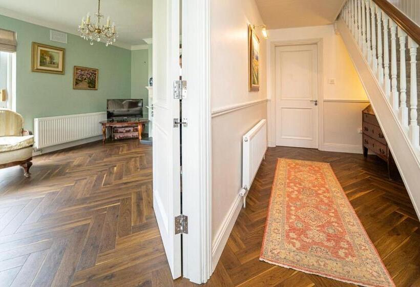 تختخواب و صبحانه Five Ferns House