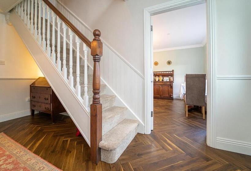 تختخواب و صبحانه Five Ferns House