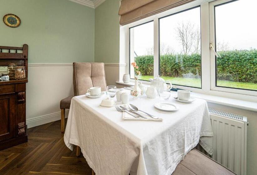 تختخواب و صبحانه Five Ferns House