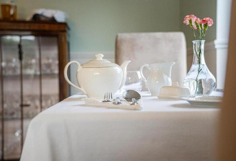 تختخواب و صبحانه Five Ferns House