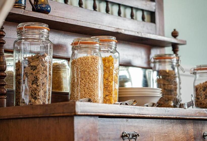 تختخواب و صبحانه Five Ferns House