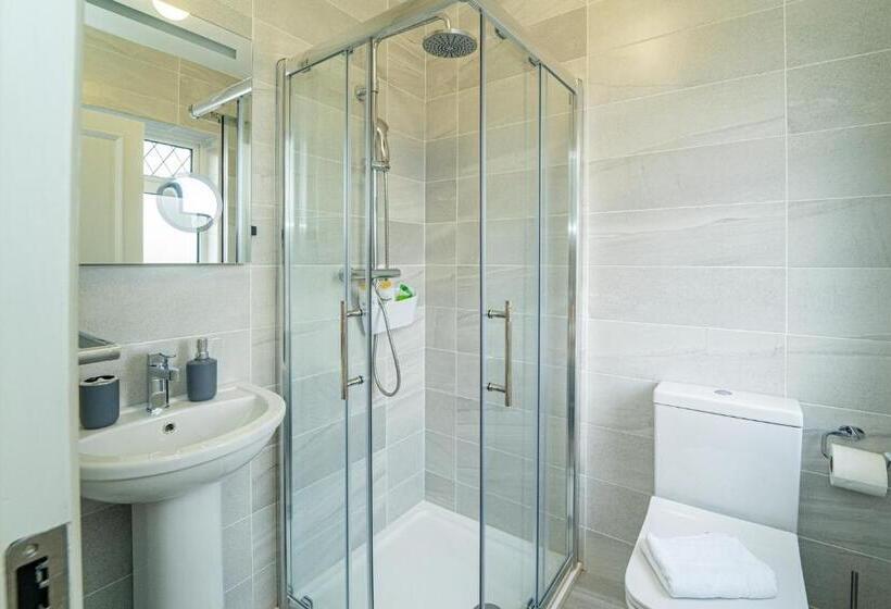 تختخواب و صبحانه Five Ferns House