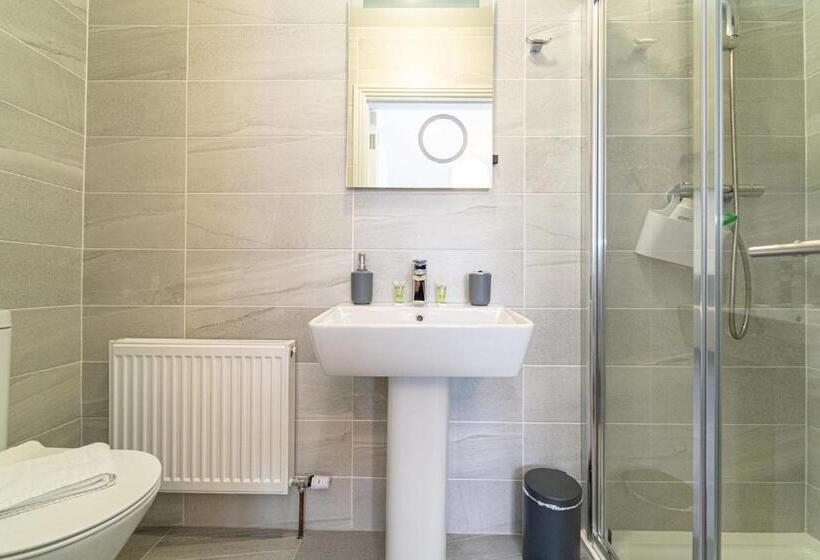 تختخواب و صبحانه Five Ferns House