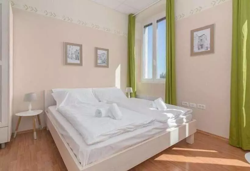 هاستل Stara šola   Oleander Resort