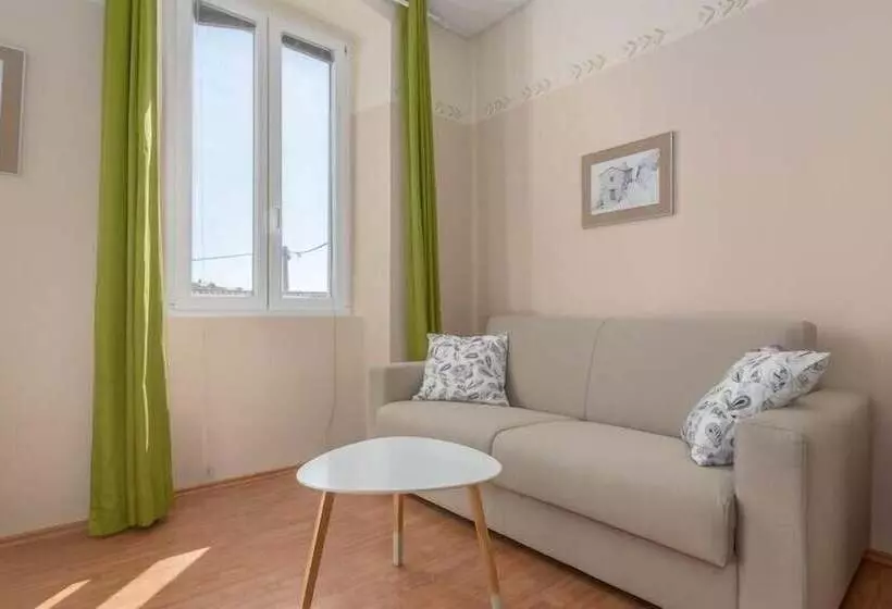 هاستل Stara šola   Oleander Resort