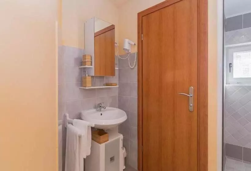 هاستل Stara šola   Oleander Resort