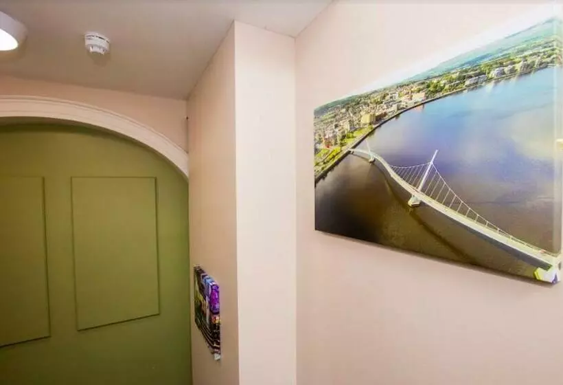 تختخواب و صبحانه Quay 8