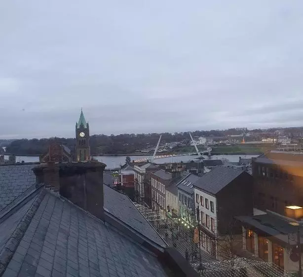 تختخواب و صبحانه Quay 8