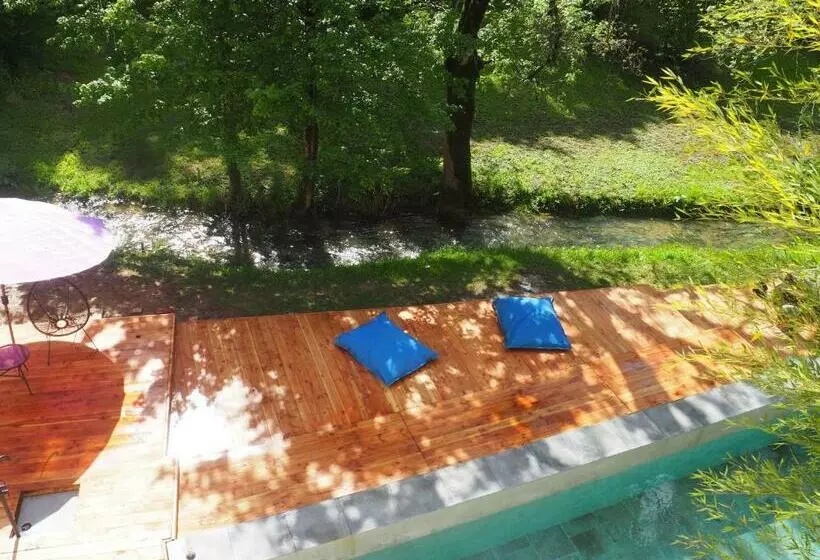 Aamiaismajoitus (B&B) Moulin Bas, Prés De La Rivière