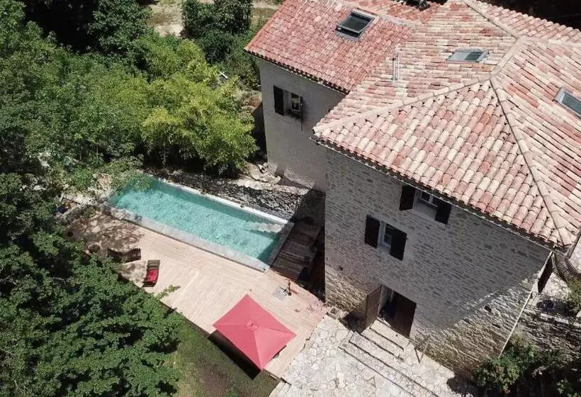 Aamiaismajoitus (B&B) Moulin Bas, Prés De La Rivière