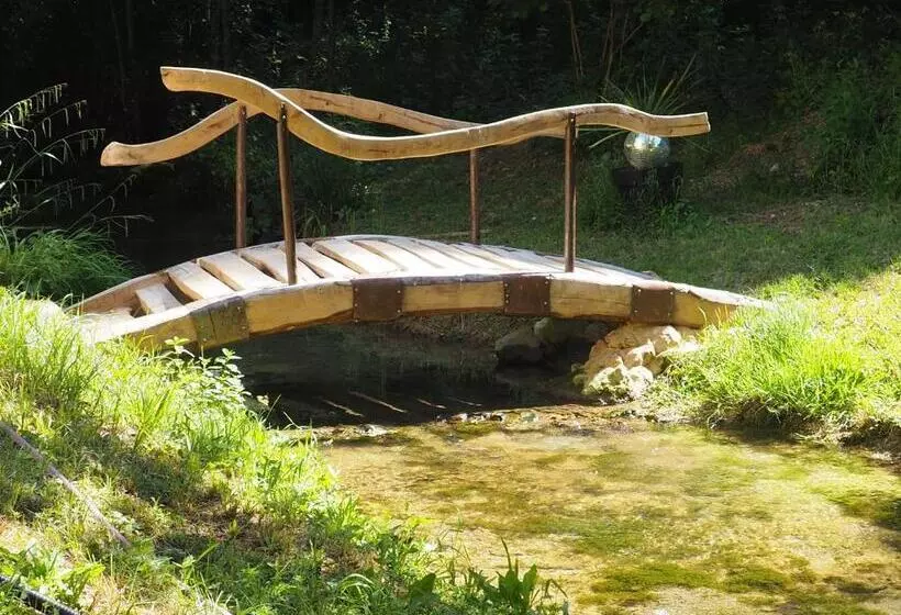 Aamiaismajoitus (B&B) Moulin Bas, Prés De La Rivière