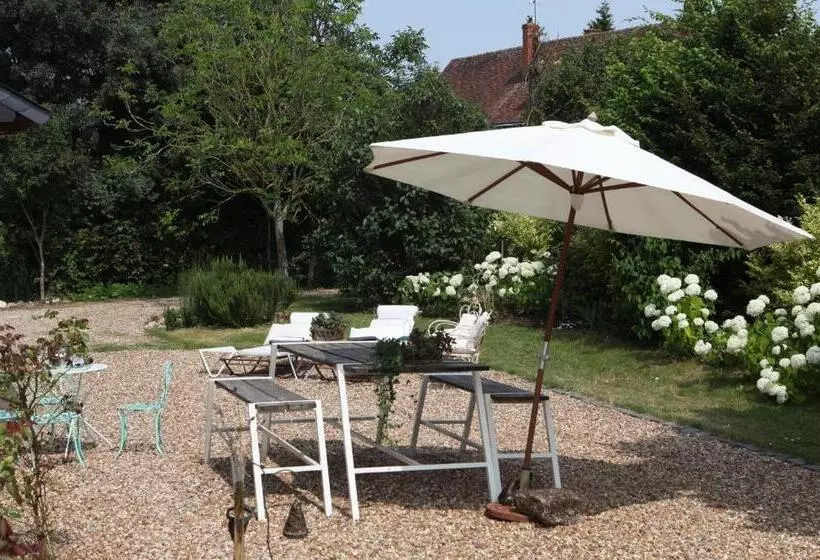 Majatalo Une Maison, Un Jardin