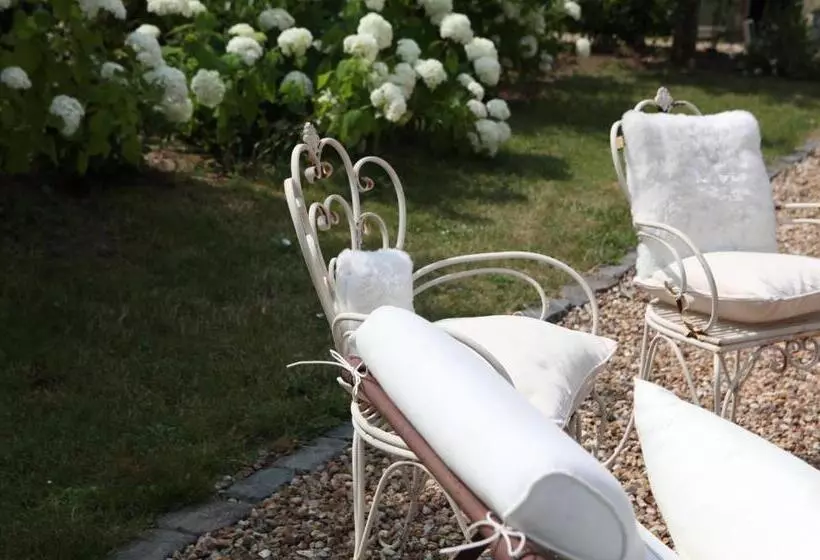 Majatalo Une Maison, Un Jardin